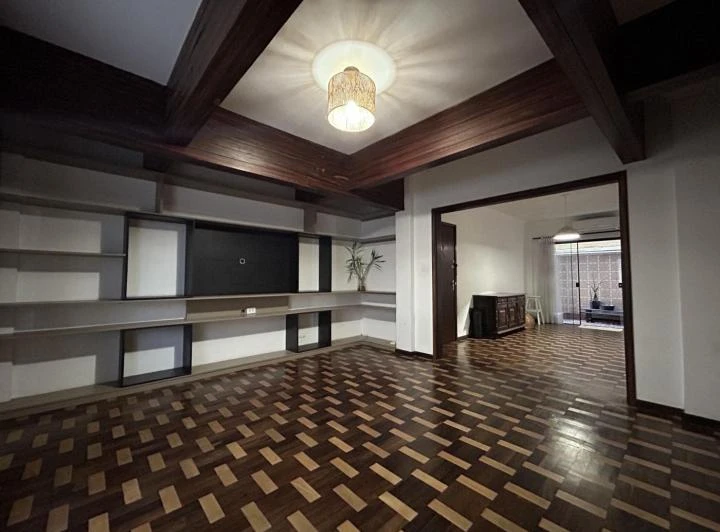 3-bedroom apartment with a enclosed balcony