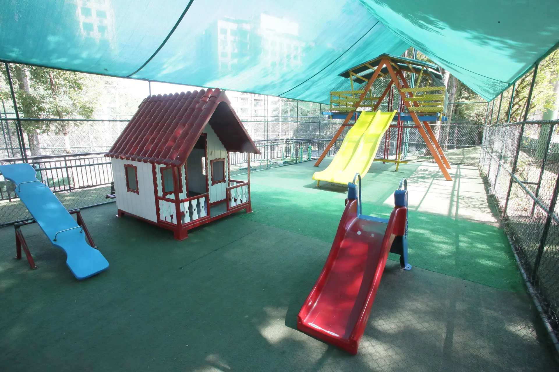 3-bedroom apartment with a balcony and 1 parking space — photo 40