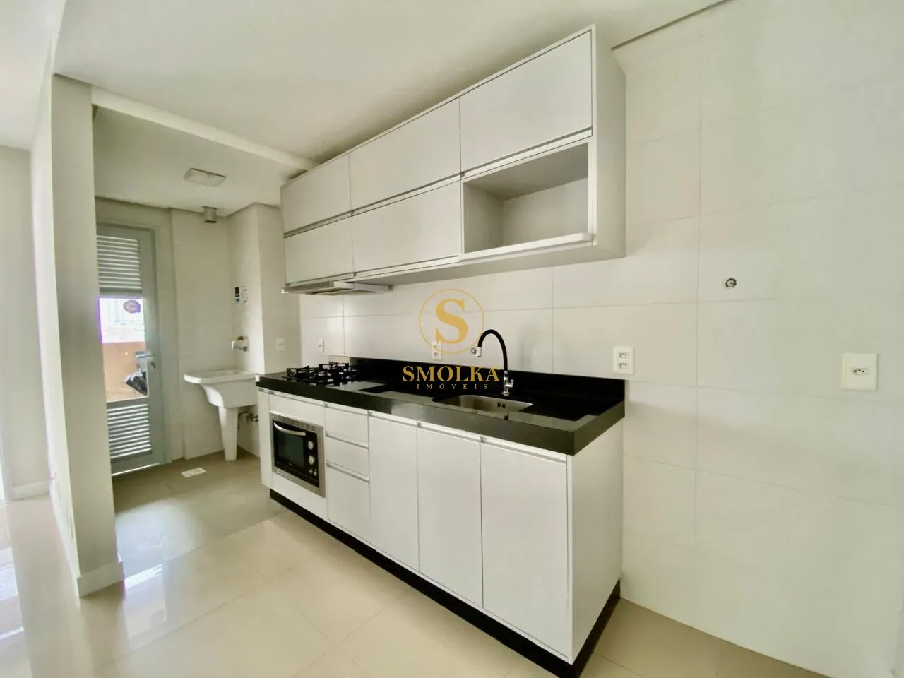 Balcony with a grill in a 2-bedroom apartment, 75 m² — photo 10