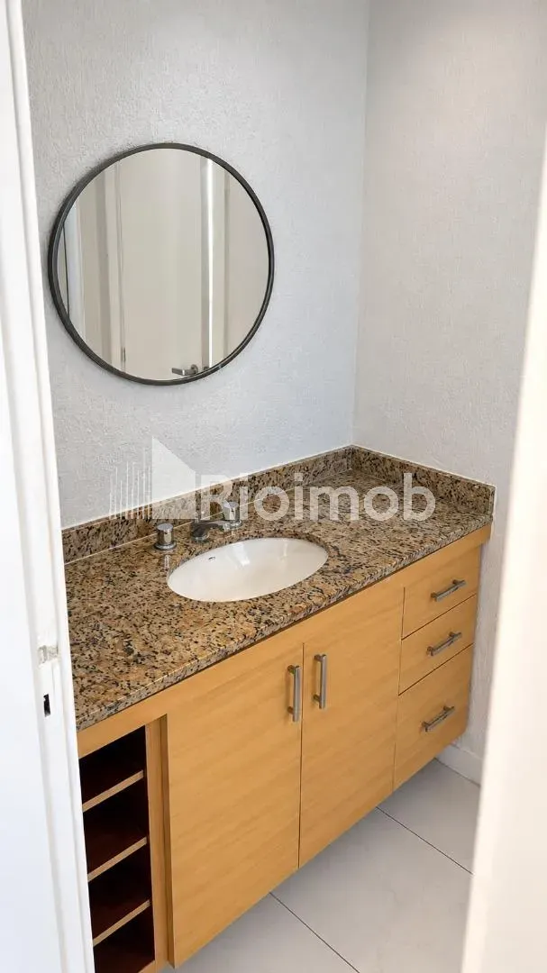Balcony with a grill in a 3-bedroom apartment, 183 m² — photo 6