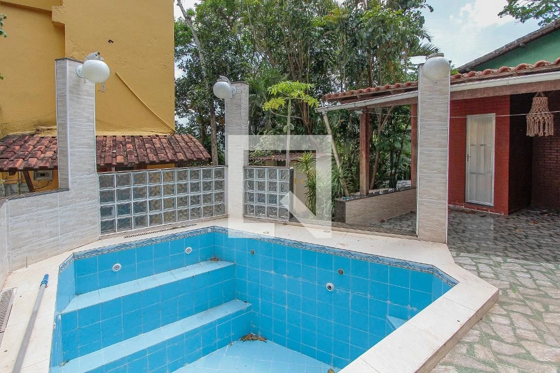 House, 486 m², with a private pool