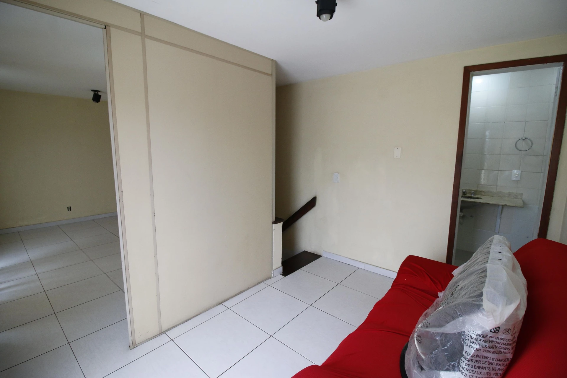 Balcony with a grill in a 3-bedroom apartment, 128 m² — photo 41