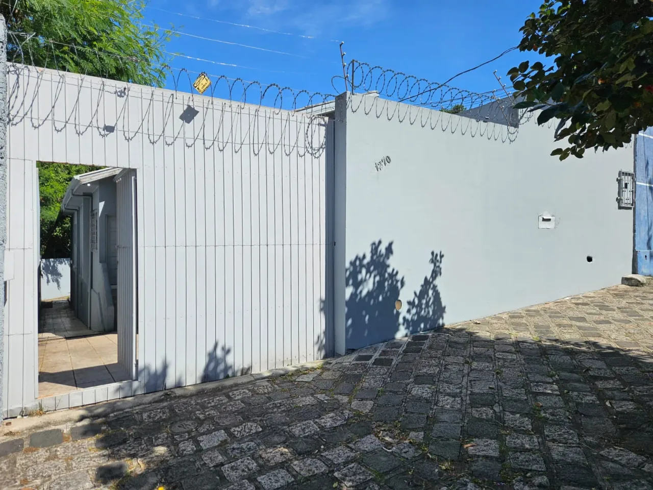 Studio sem mobília com 1 quarto e mini cozinha