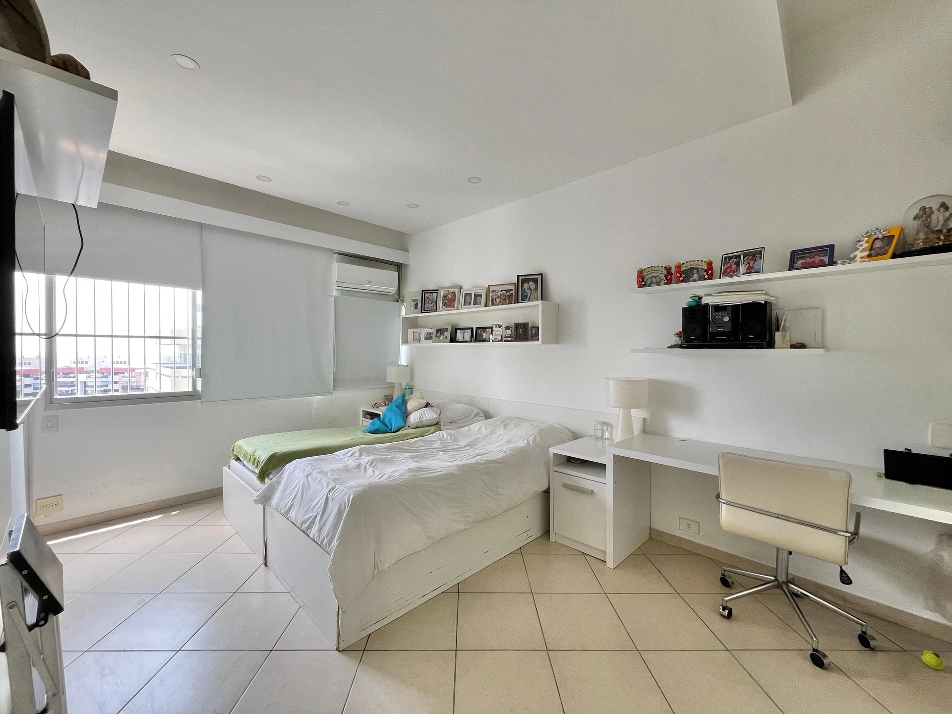 Furnished apartment, 450 m², with a water view — photo 42