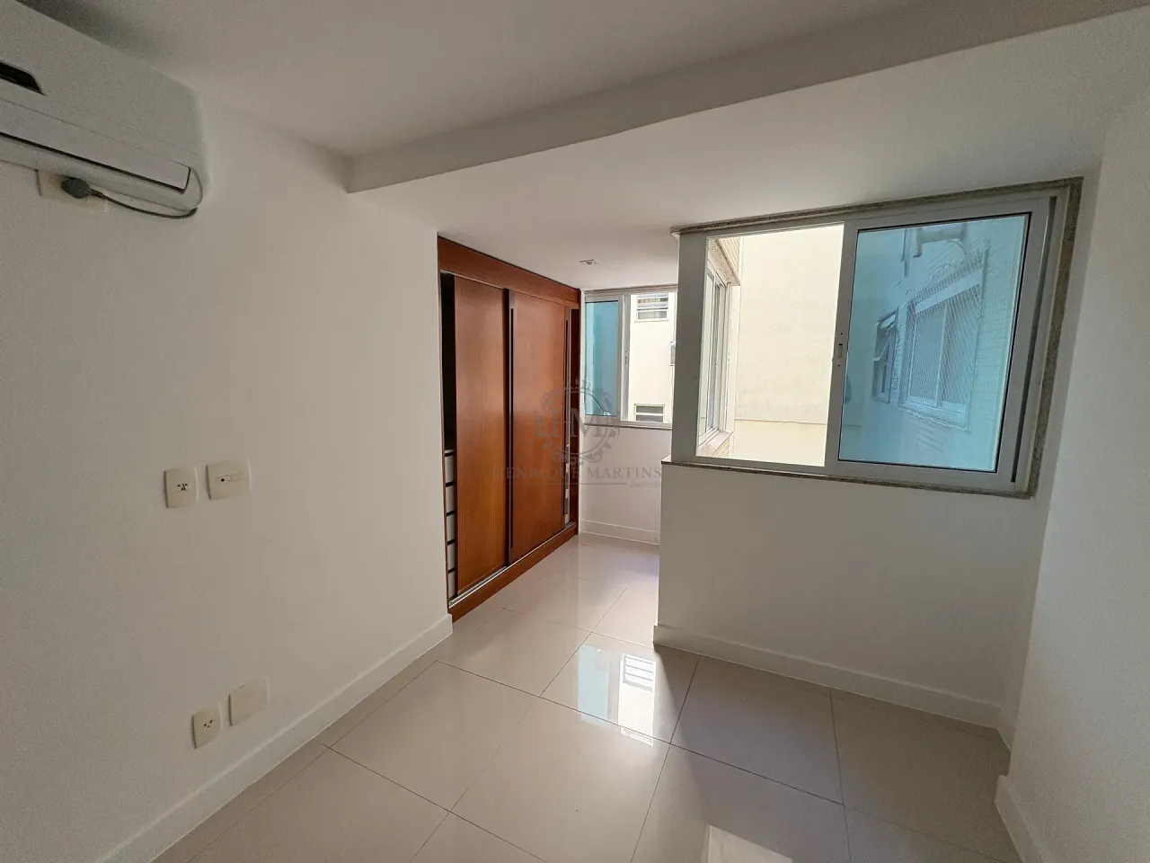 4-bedroom apartment with enclosed glass balcony — photo 10