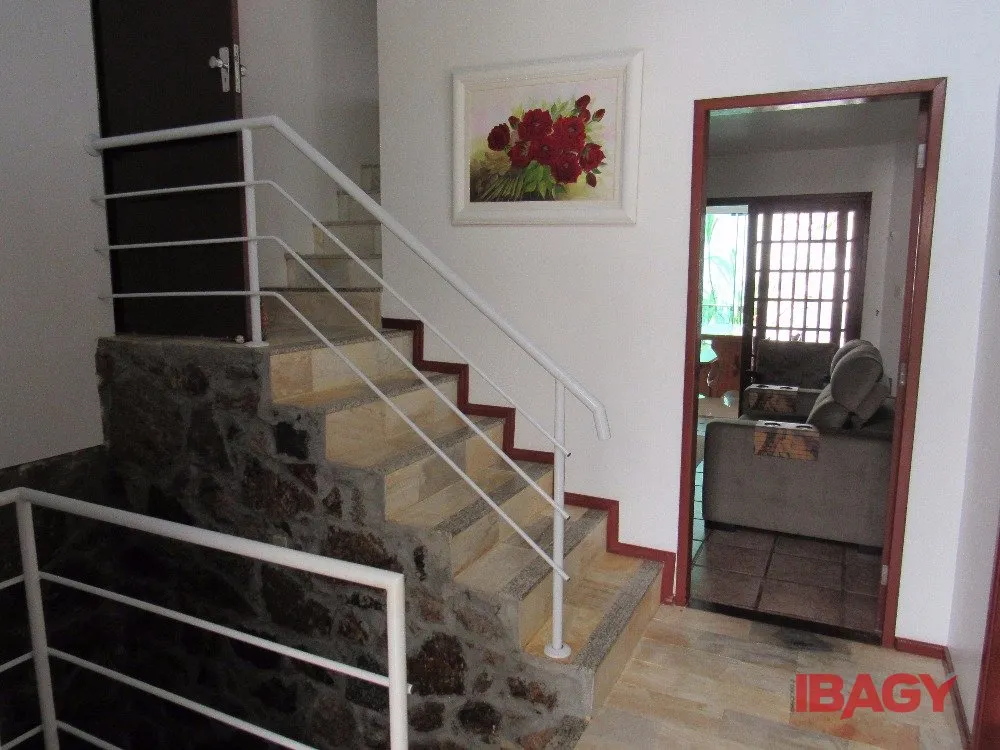 House with 4 bedrooms and 380 m², 2 parking spots — photo 59