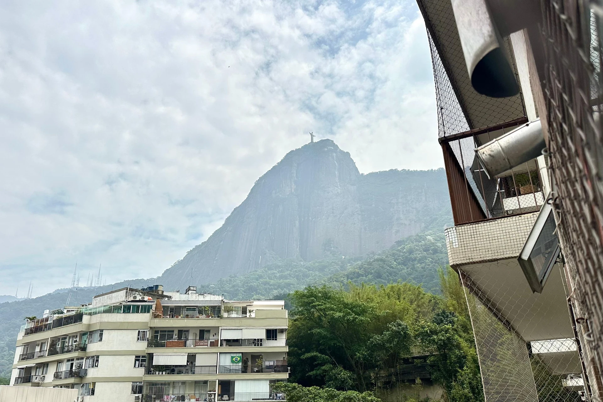 One-bedroom apartment with a mountain view in Rio de Janeiro — photo 26