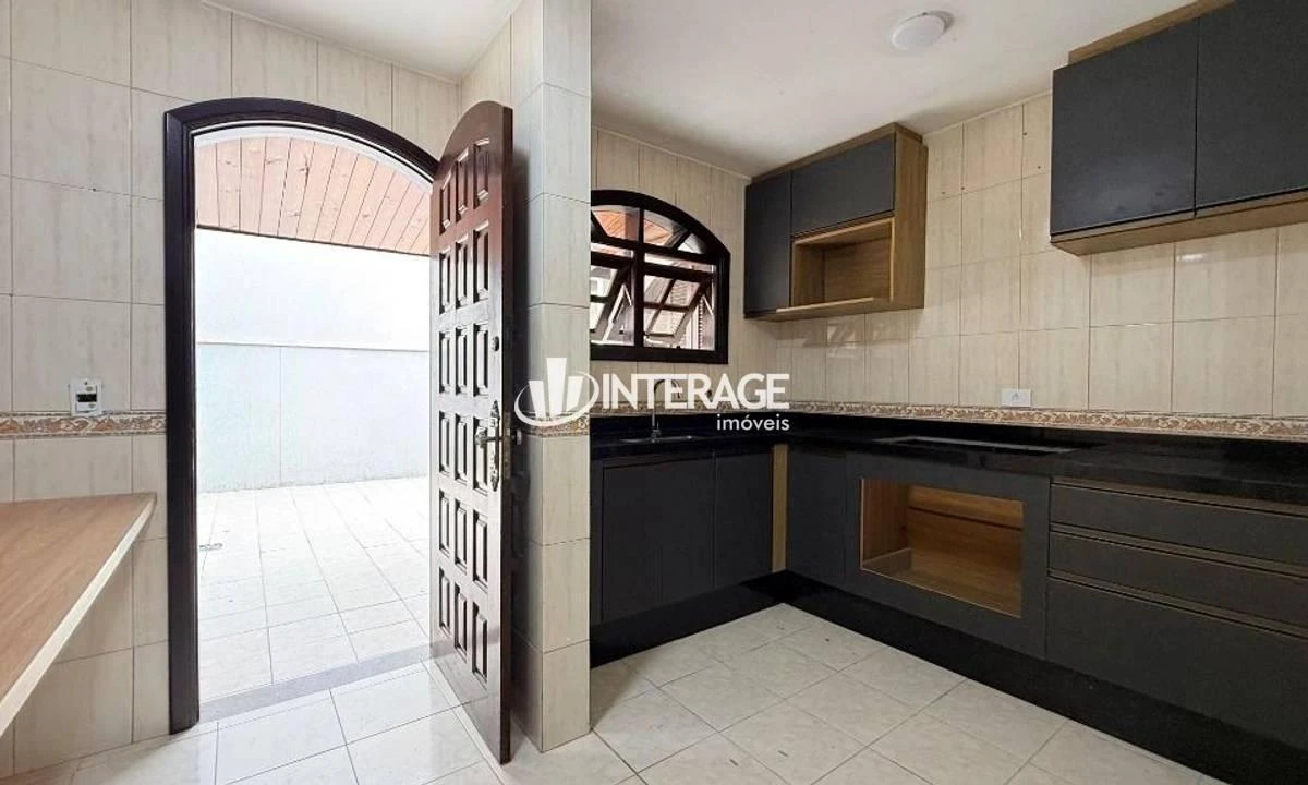 Wood or laminate floors in a 4-bedroom house, 200 m² — photo 11