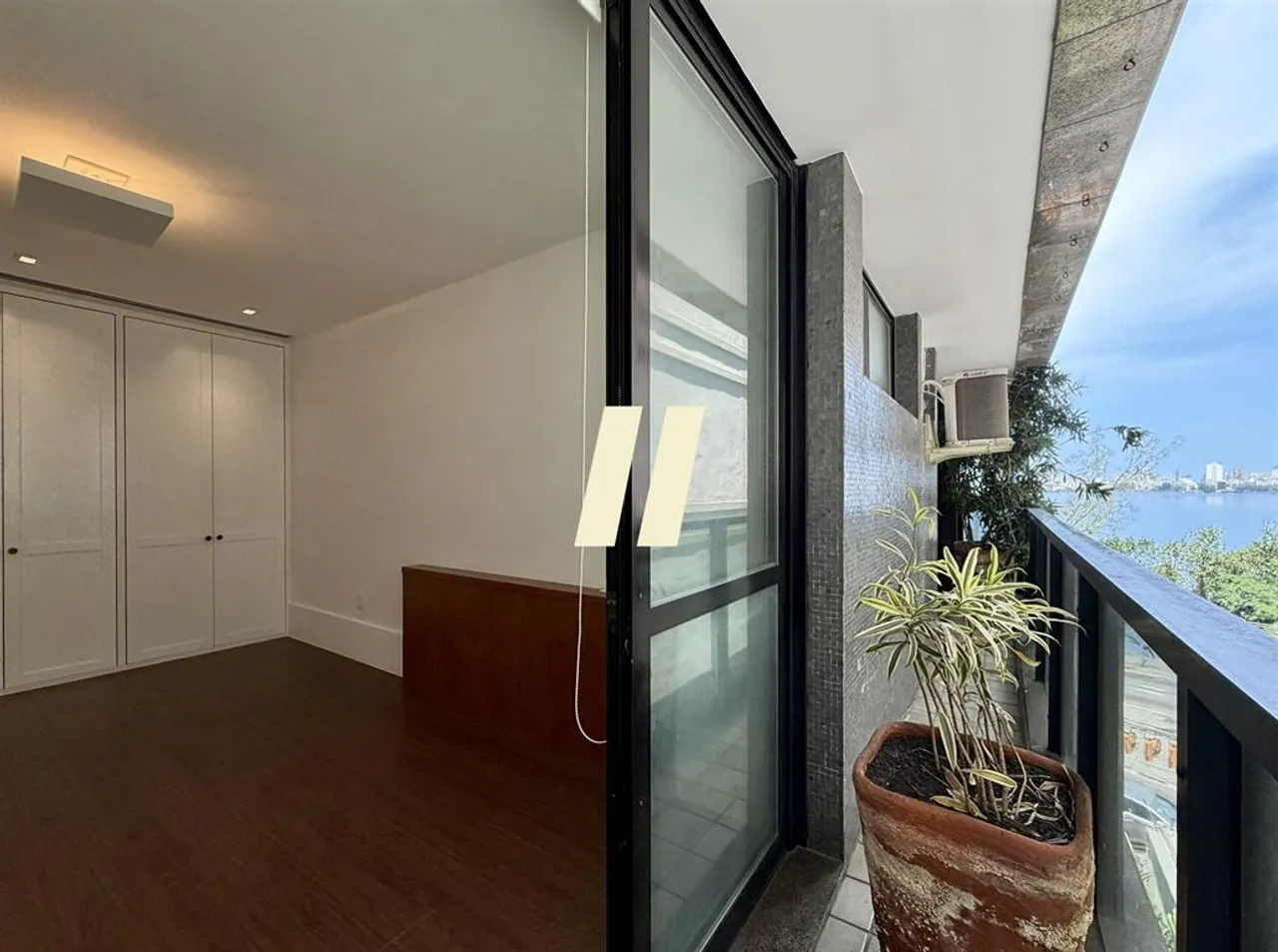 3-bedroom apartment with a bathtub in Rio de Janeiro — photo 17