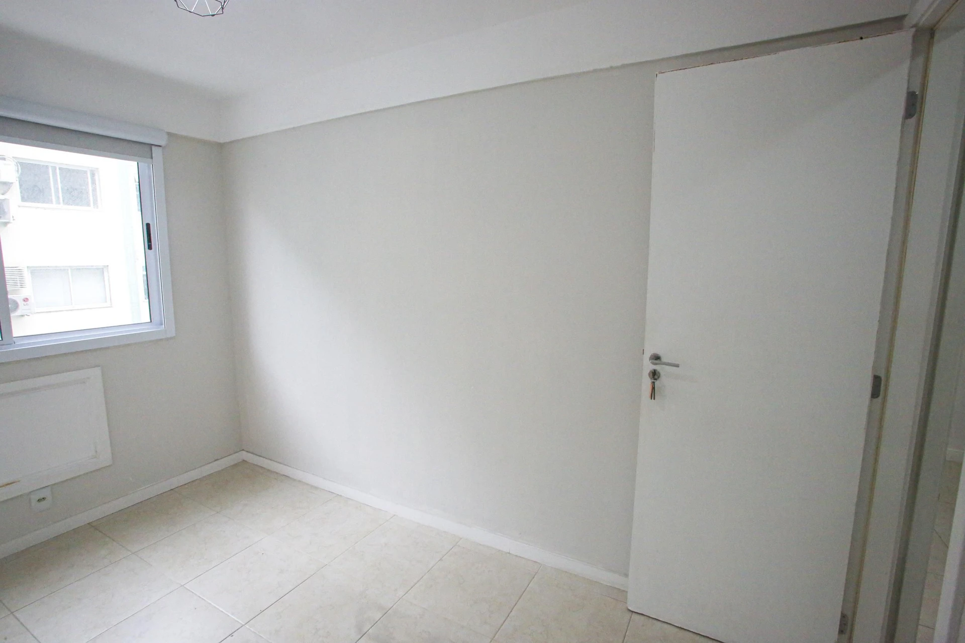 Balcony with a grill in a 2-bedroom apartment, 60 m² — photo 38