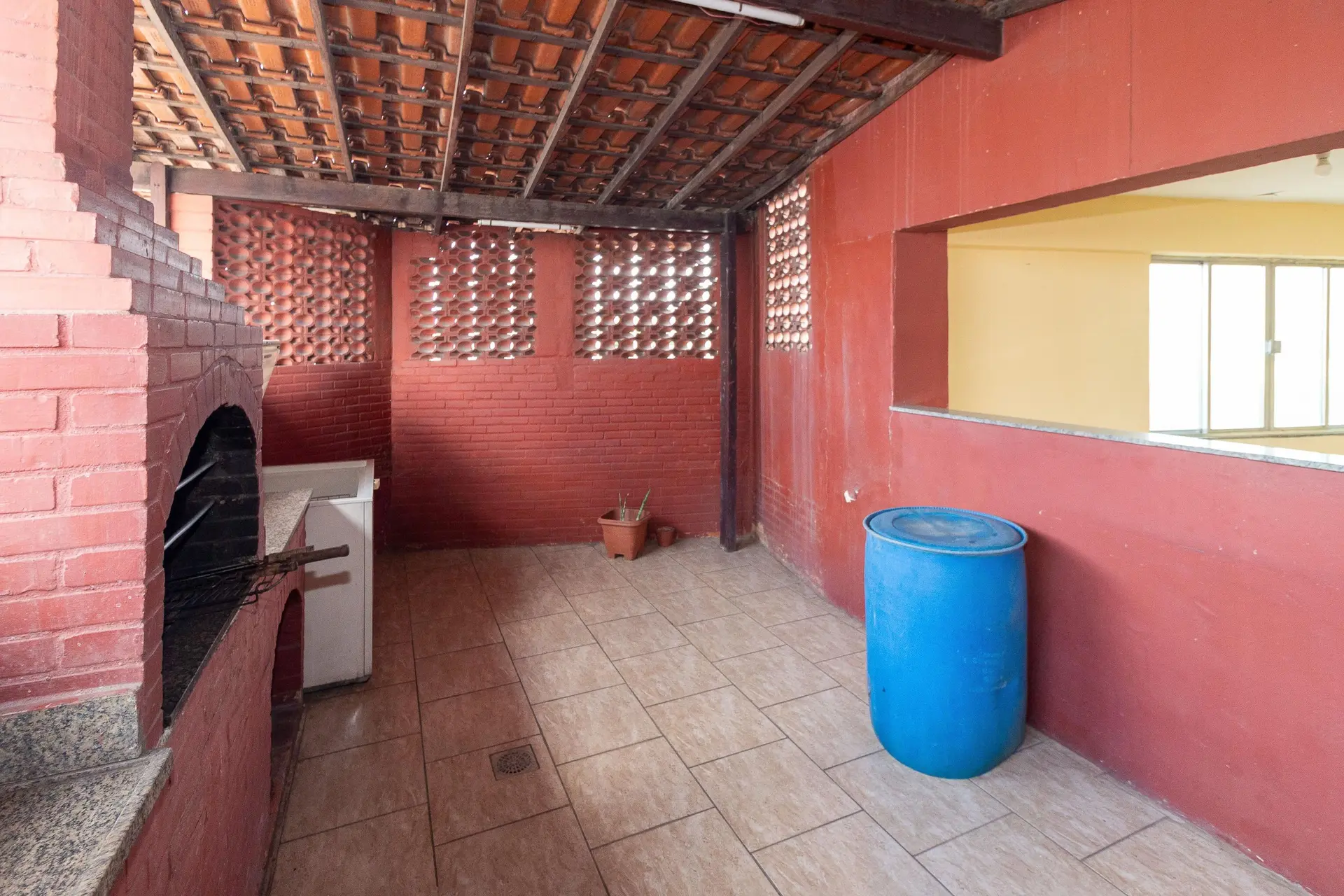 Furnished 3-bedroom apartment with balcony — photo 30