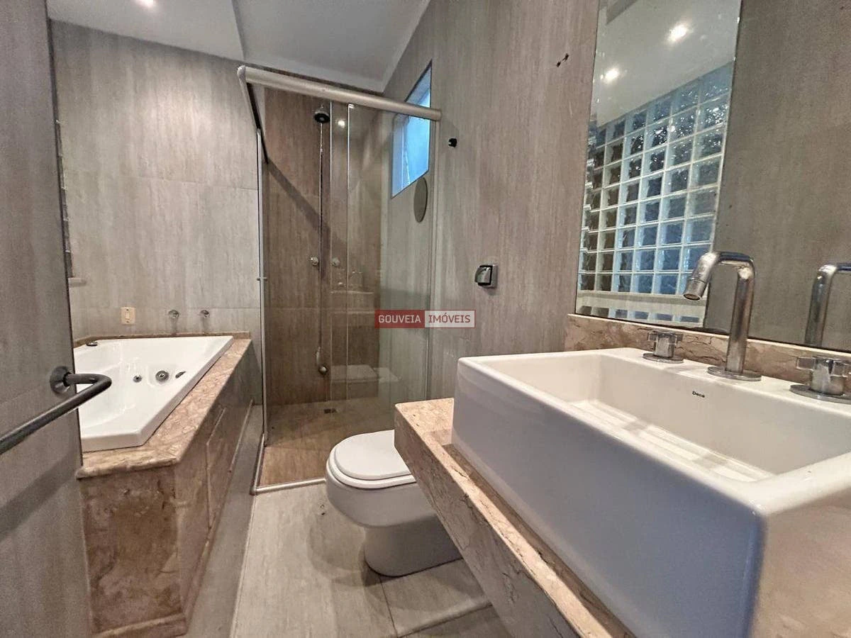 3-bedroom house with a bathtub in Curitiba — photo 7