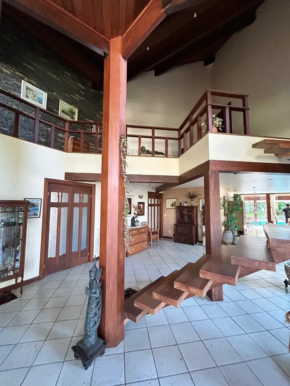House with 4 bedrooms and 5 bathrooms plus shared pool area — photo 14