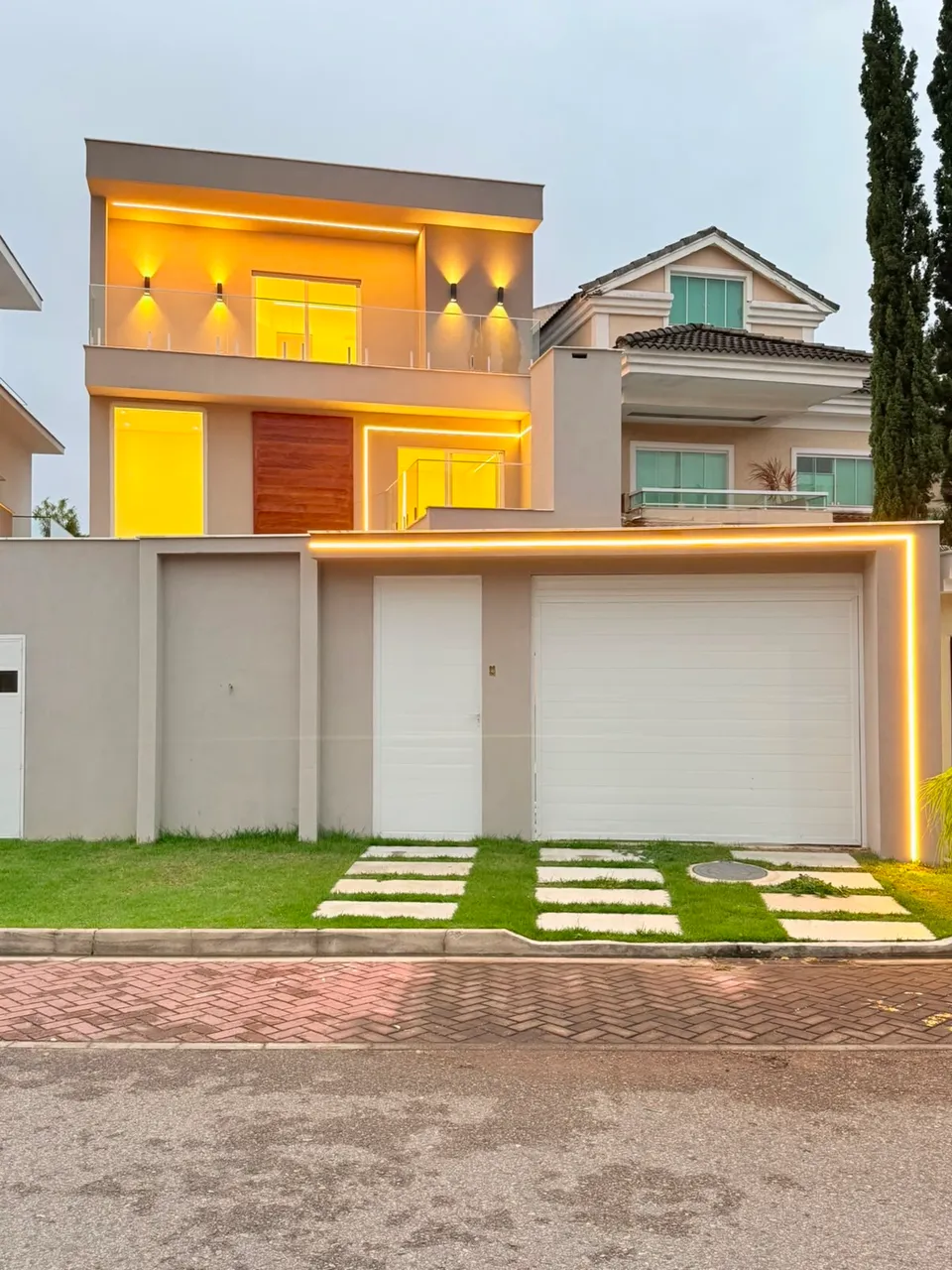 5-bedroom house with open-plan kitchen and gas stove