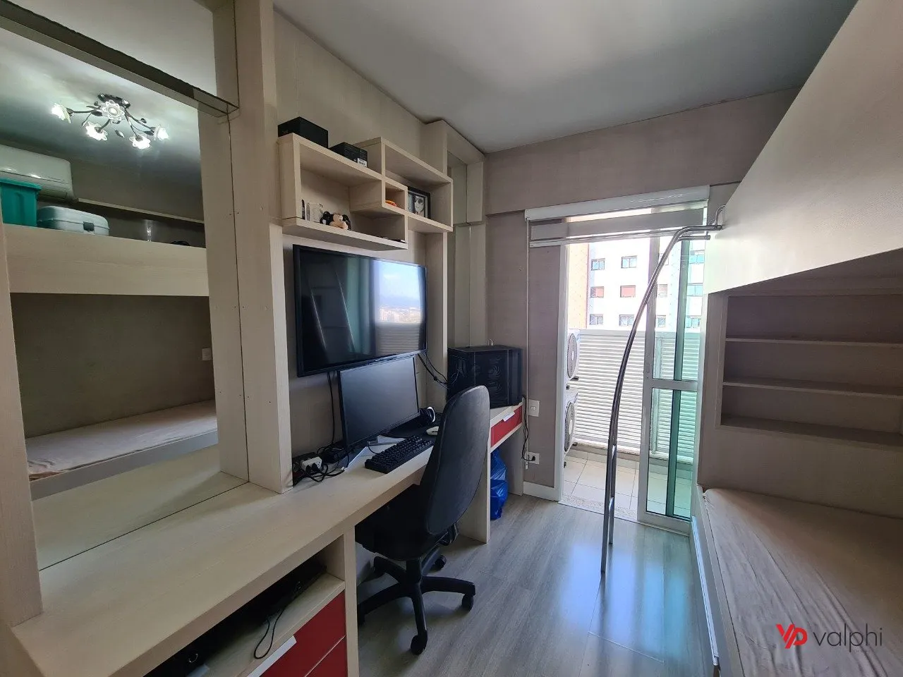 Furnished 2-bedroom apartment with enclosed balcony — photo 45