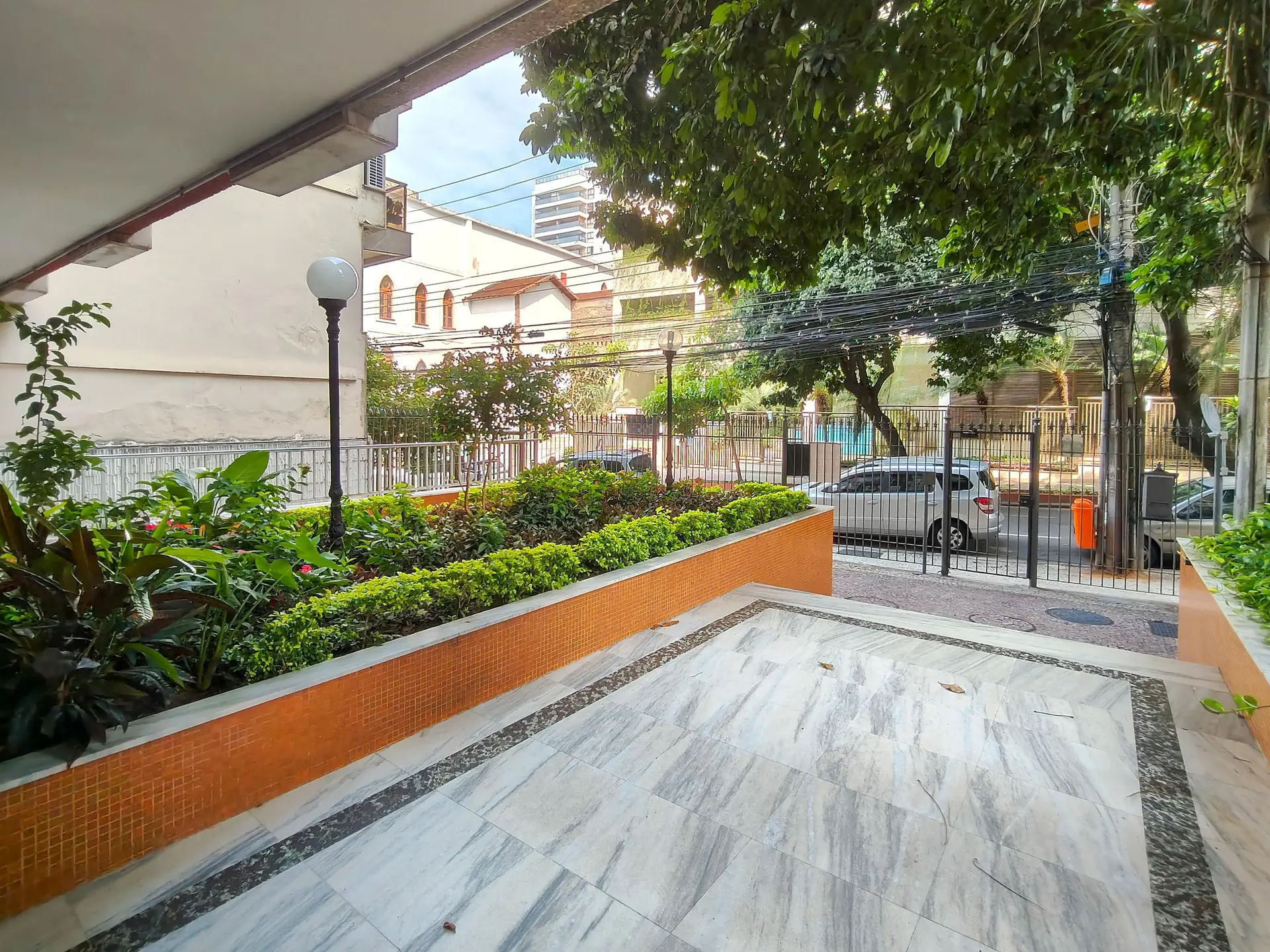 Balcony with a grill in a 3-bedroom apartment, 135 m² — photo 4