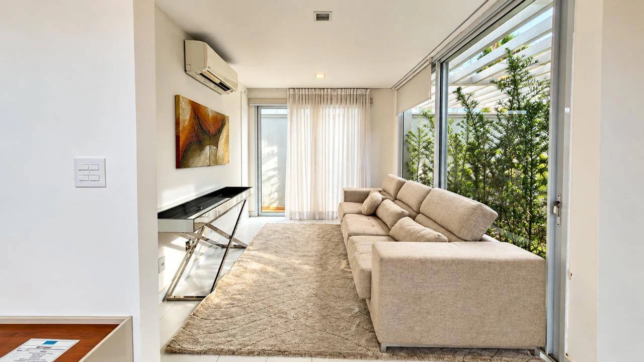 4-bedroom house with floor-to-ceiling windows — photo 16