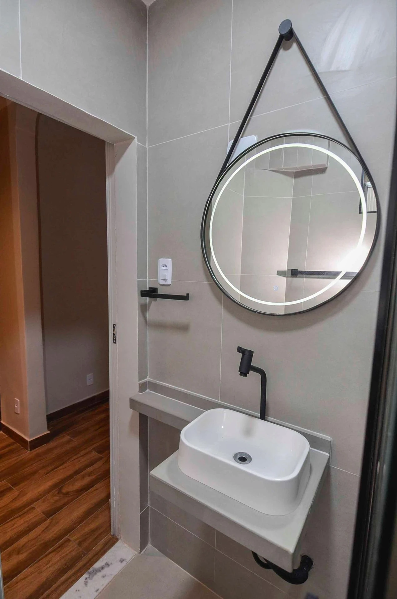 One-bedroom apartment with wood or laminate floors — photo 2