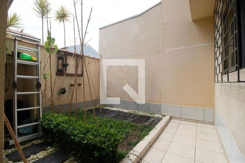 3-bedroom house with a bathtub in Curitiba