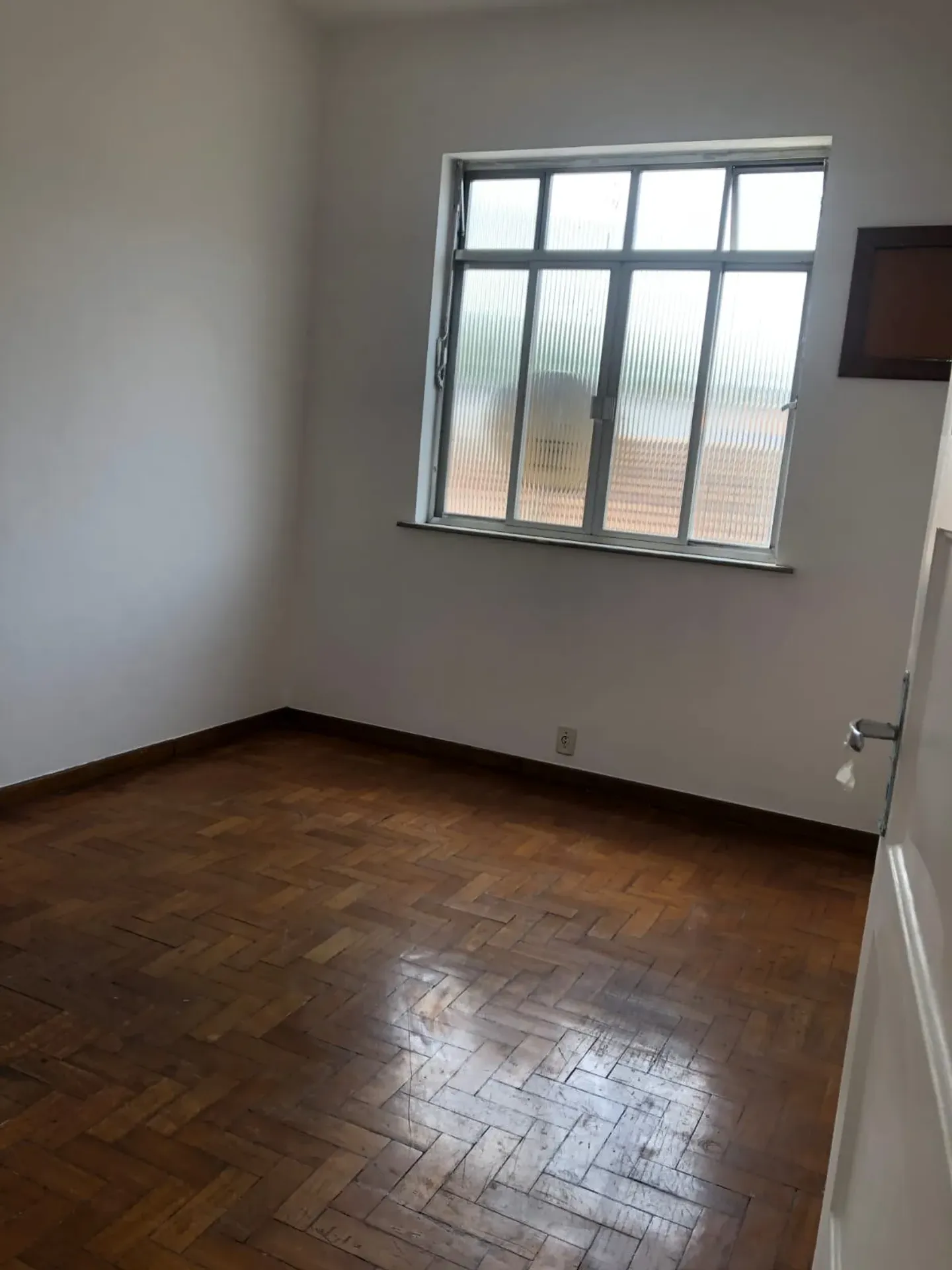 Wood or laminate floors in a 2-bedroom apartment, 82 m² — photo 5