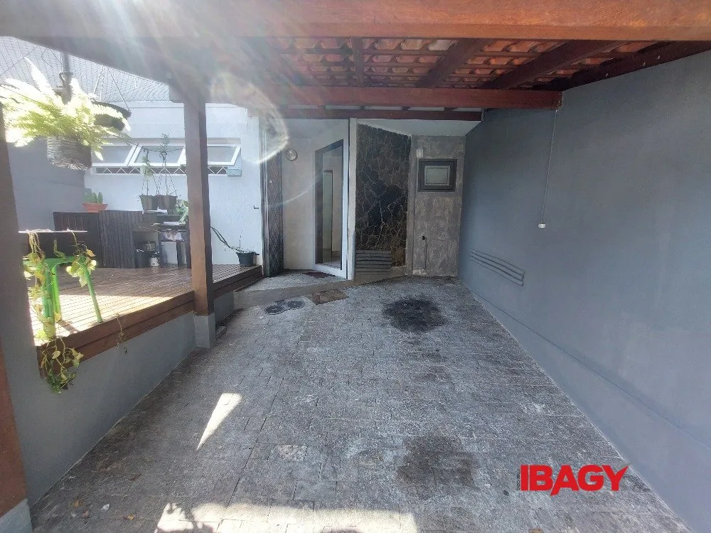 3-bedroom house with gas stove kitchen and fitted cabinets — photo 17