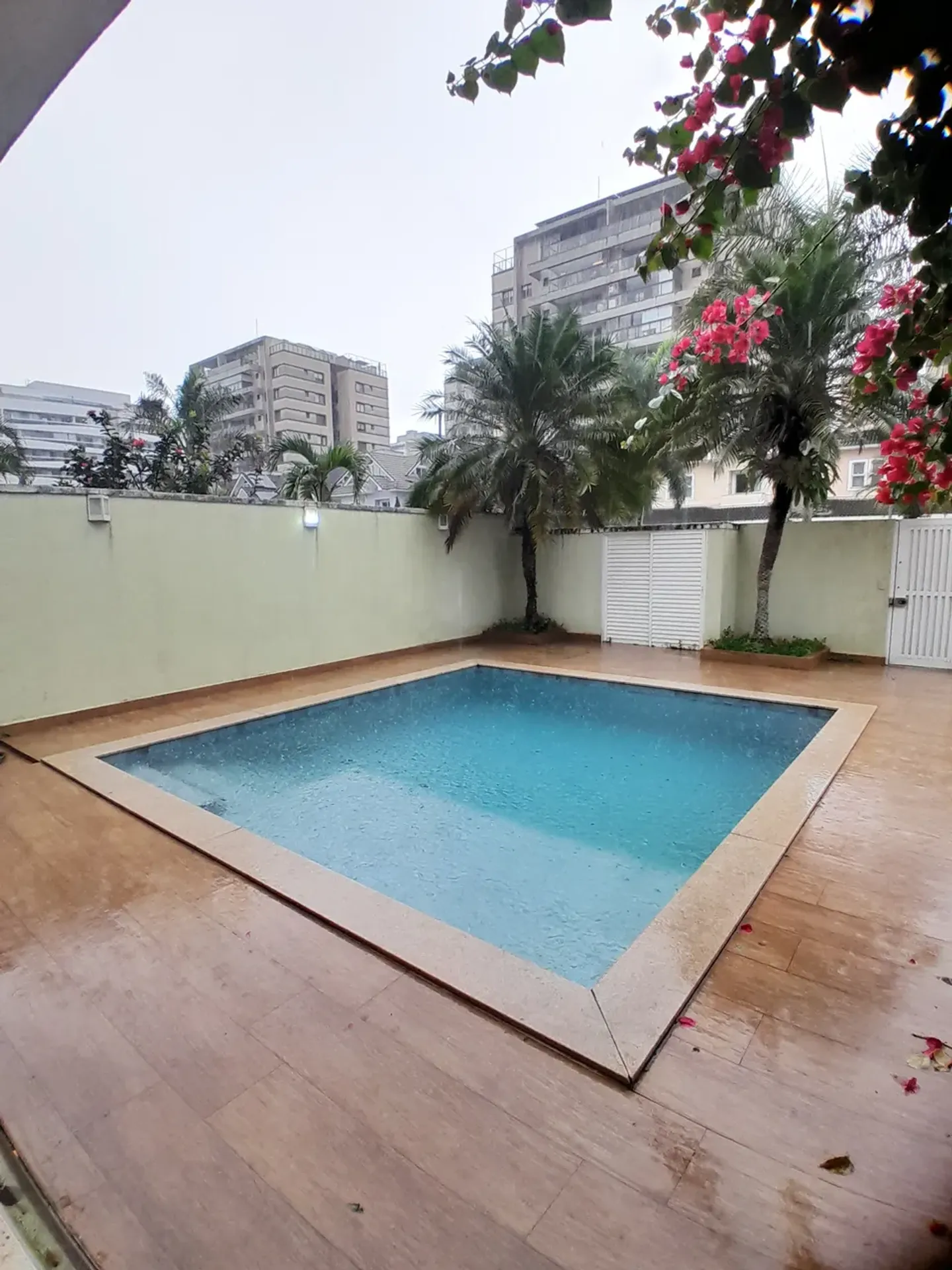 House with 4 en-suite bedrooms and 3 parking spots — photo 42