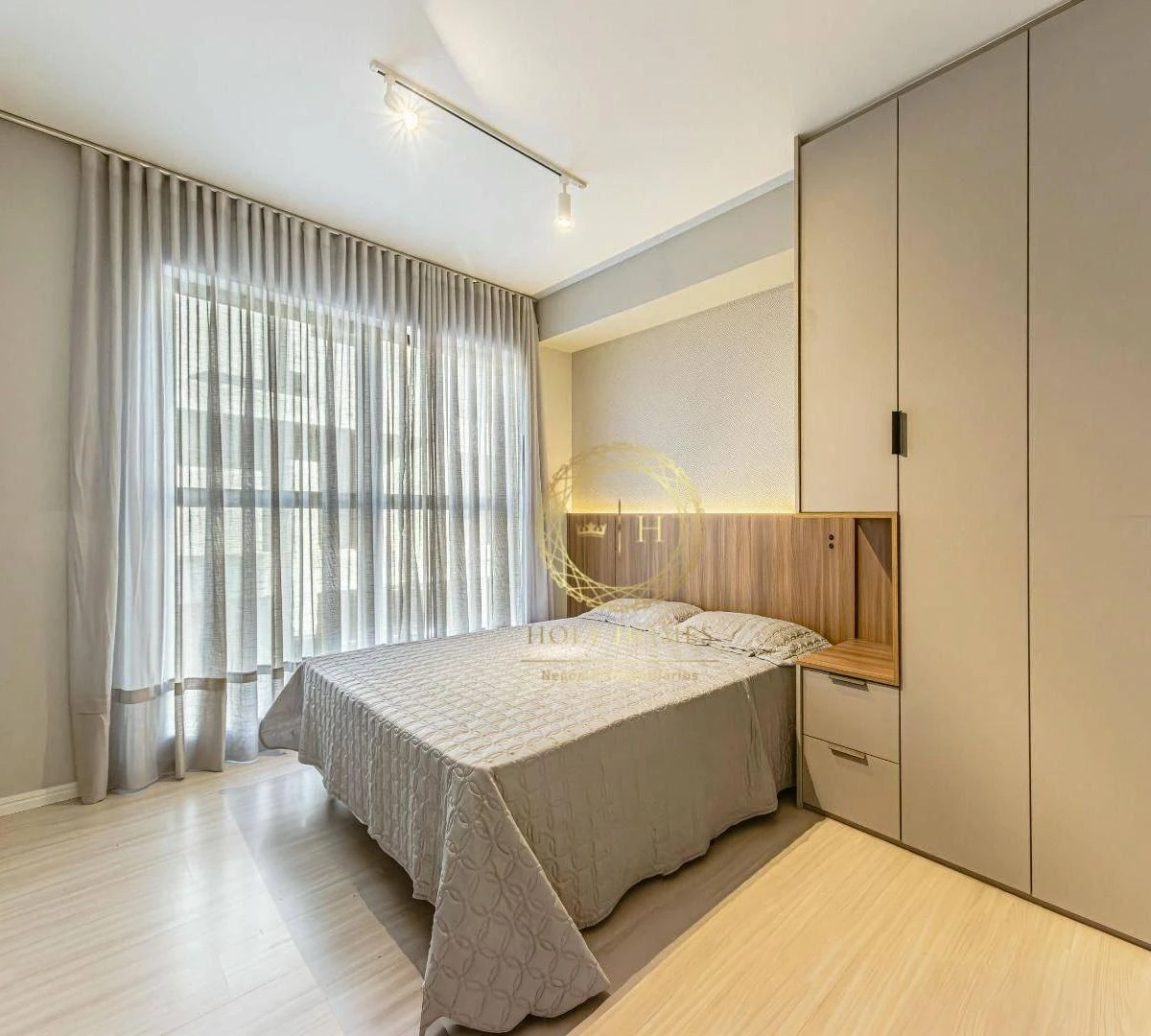 Condo house with a balcony and open-plan kitchen — photo 4