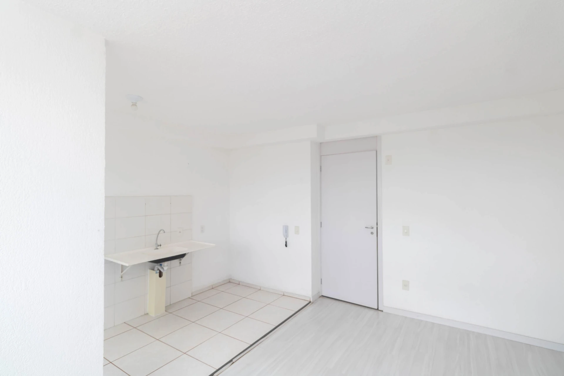 2-bedroom apartment with 1 bathroom, no parking — photo 2