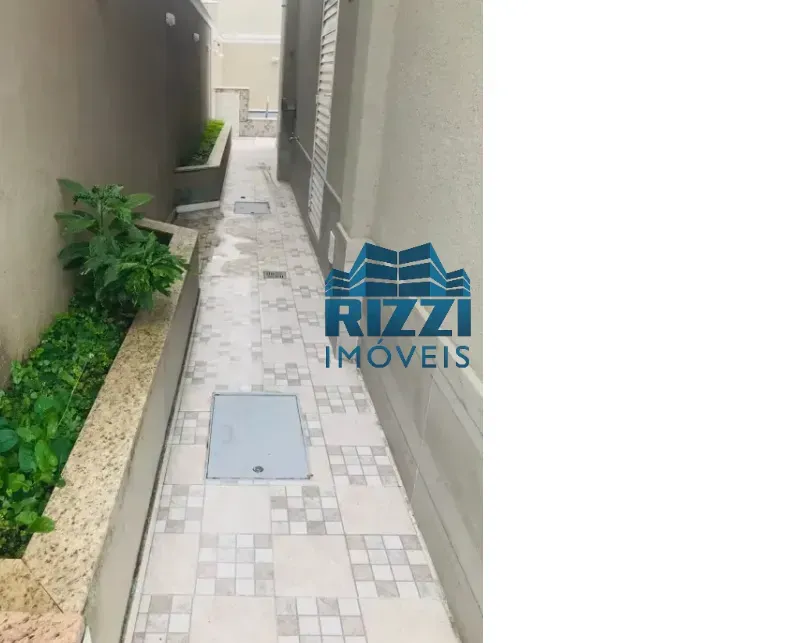 House with 4 bedrooms and a balcony with a built-in grill — photo 19