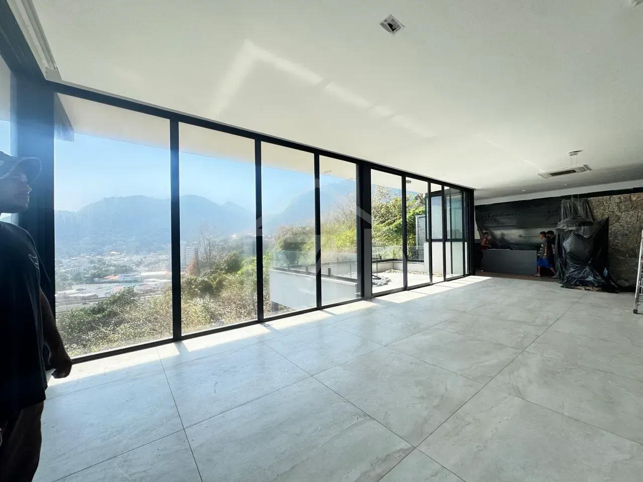 House with 7 en-suite bedrooms and a private balcony — photo 30