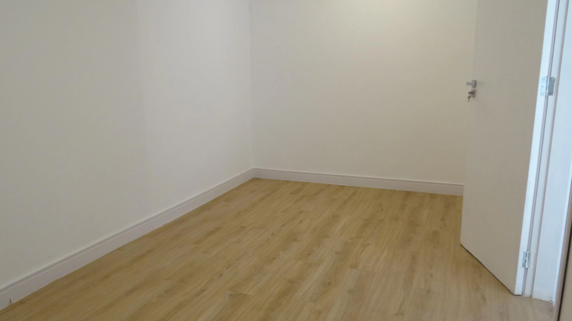 Casa de 384 m² com janelas do piso ao teto e varanda gourmet — photo 156
