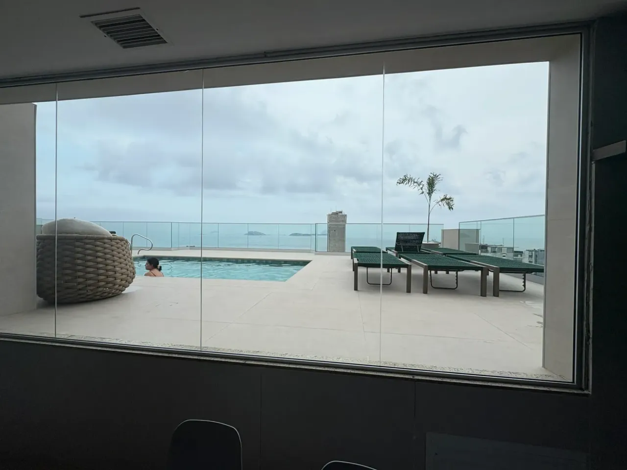 Furnished 1-bedroom apartment with city and water view — photo 18