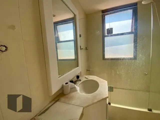 Unfurnished apartment with a glass-enclosed balcony — photo 13