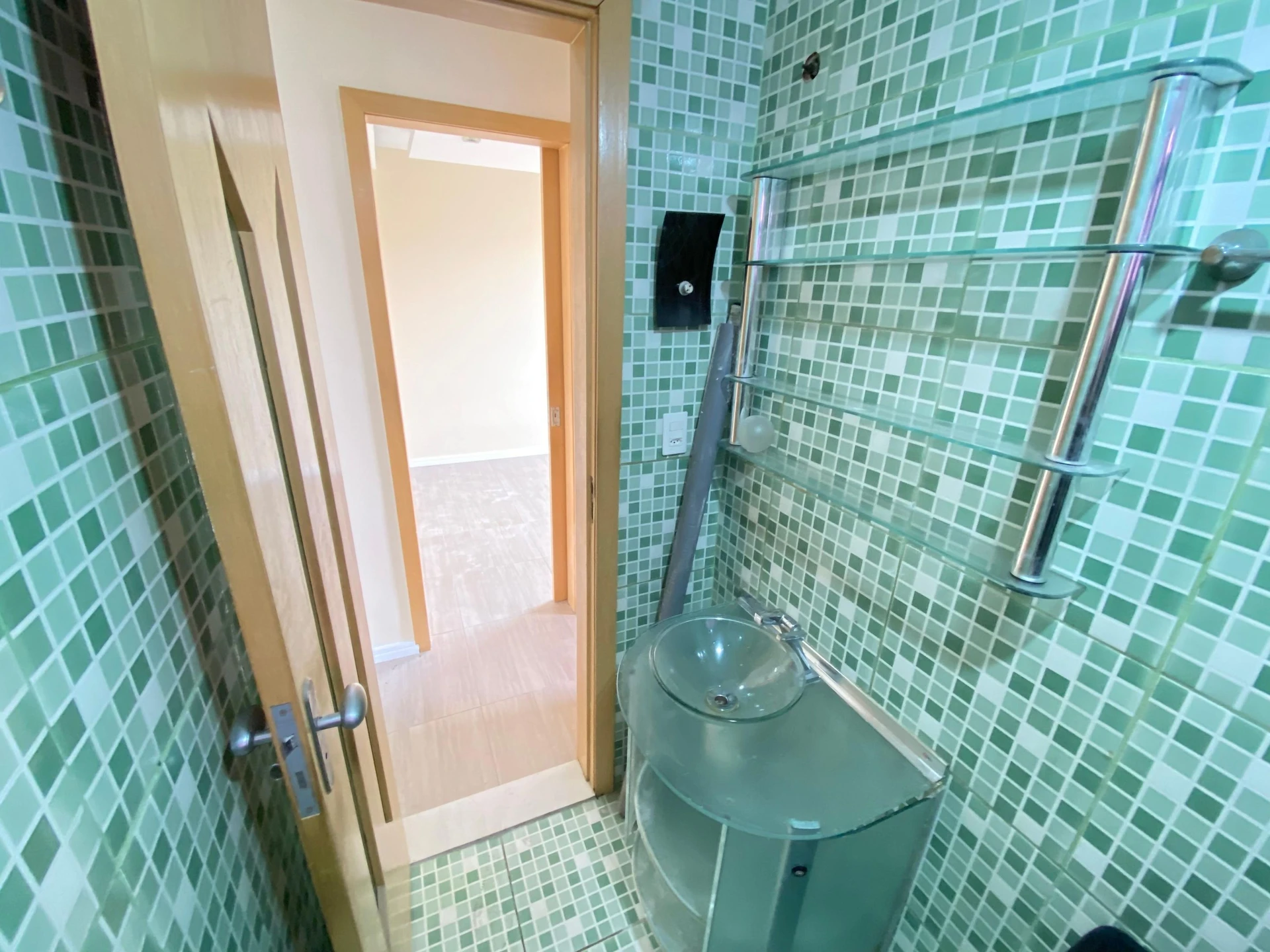 Apartamento para alugar com cozinha fechada e 2 quartos
