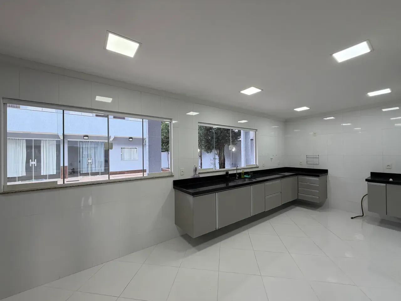 Casa com 4 quartos e 5 banheiros, 300 m² — photo 2