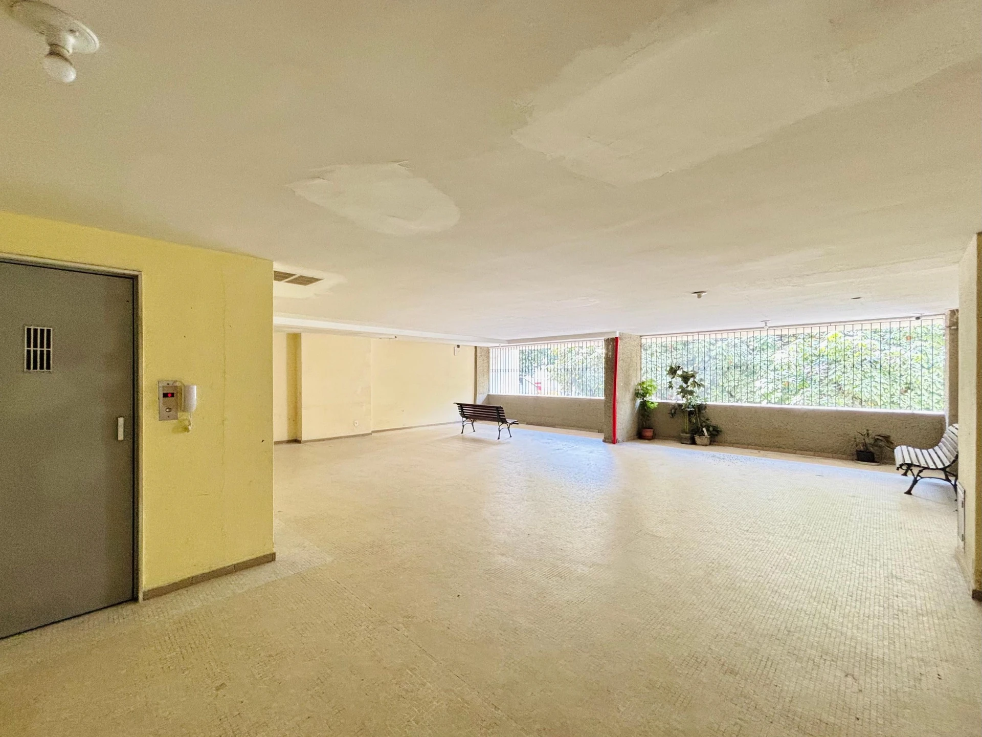 Furnished apartment with a glazed balcony and 3 bedrooms — photo 27