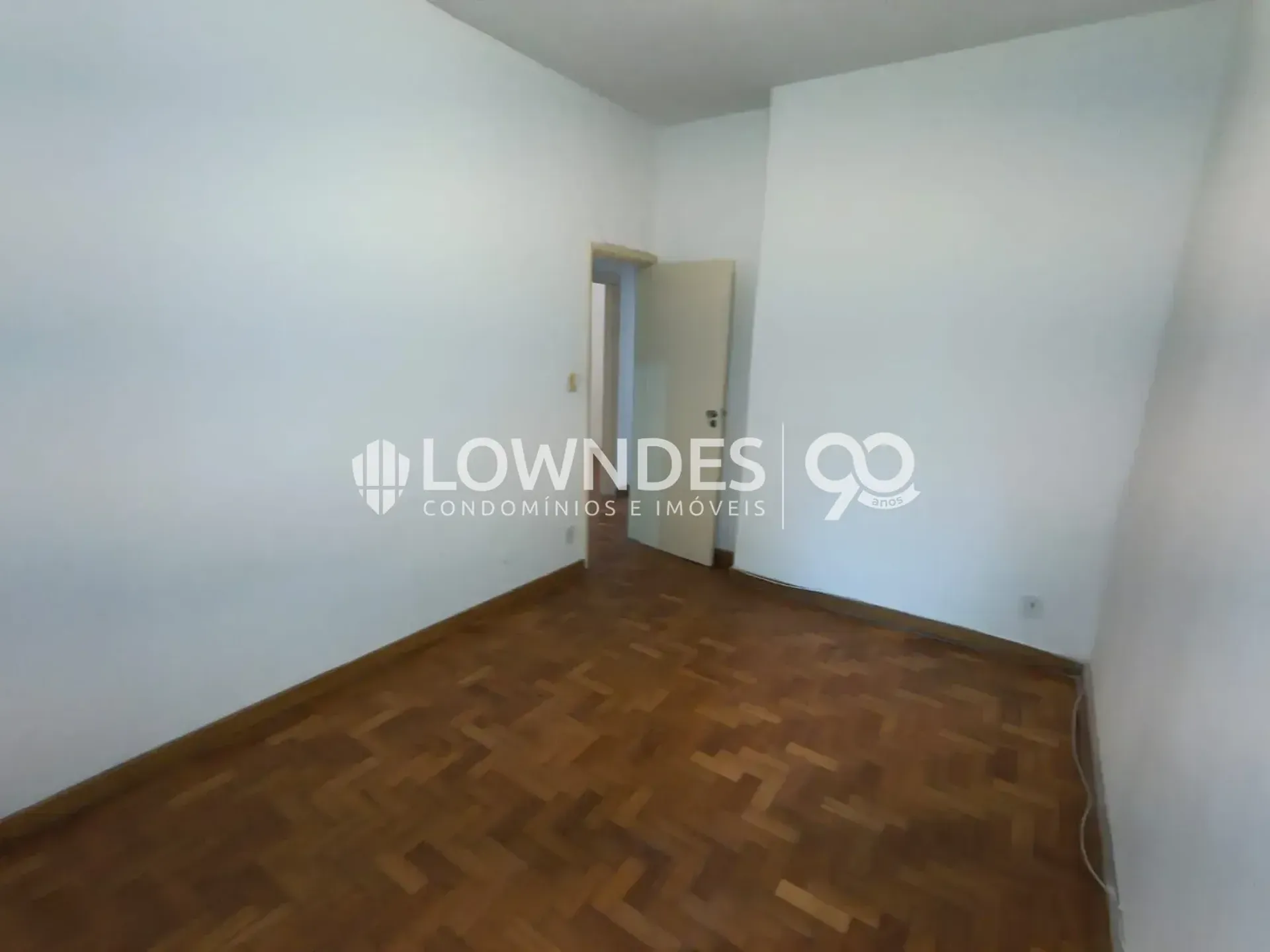 3-bedroom apartment with wood or laminate floors — photo 18