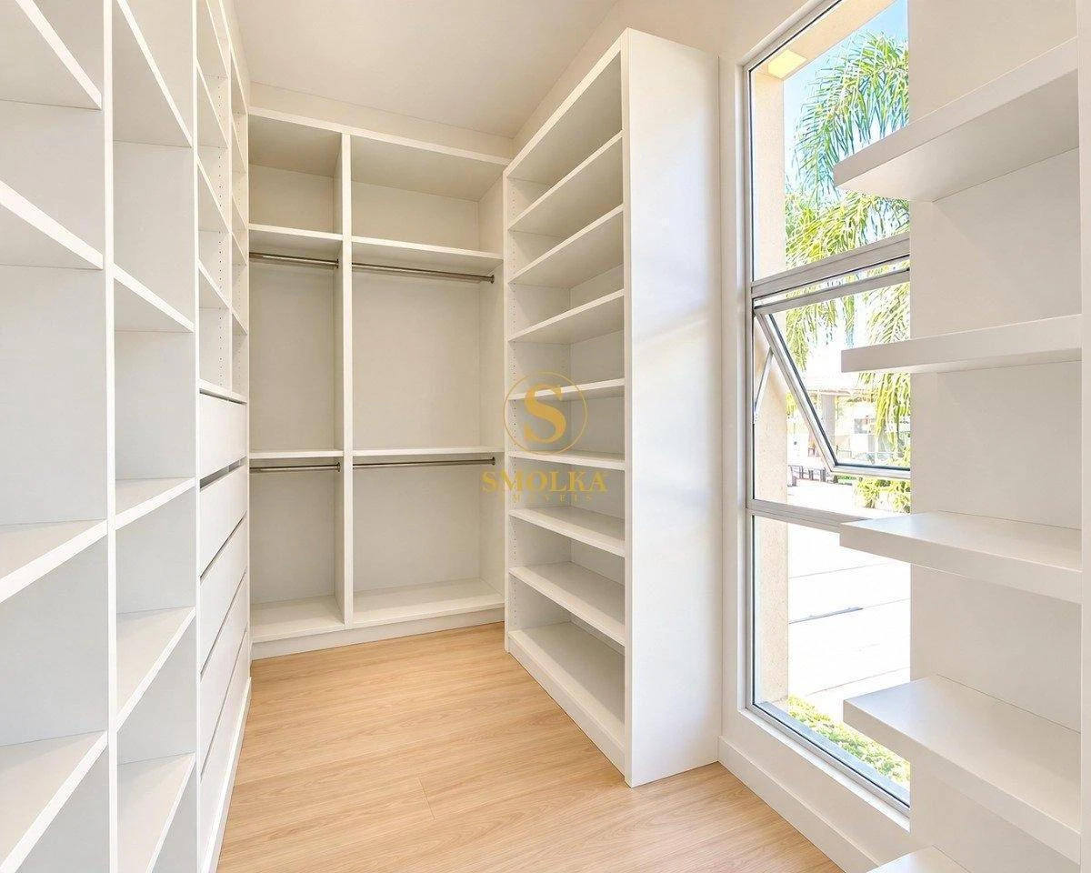 3-bedroom house with a walk-in closet in Florianópolis — photo 9