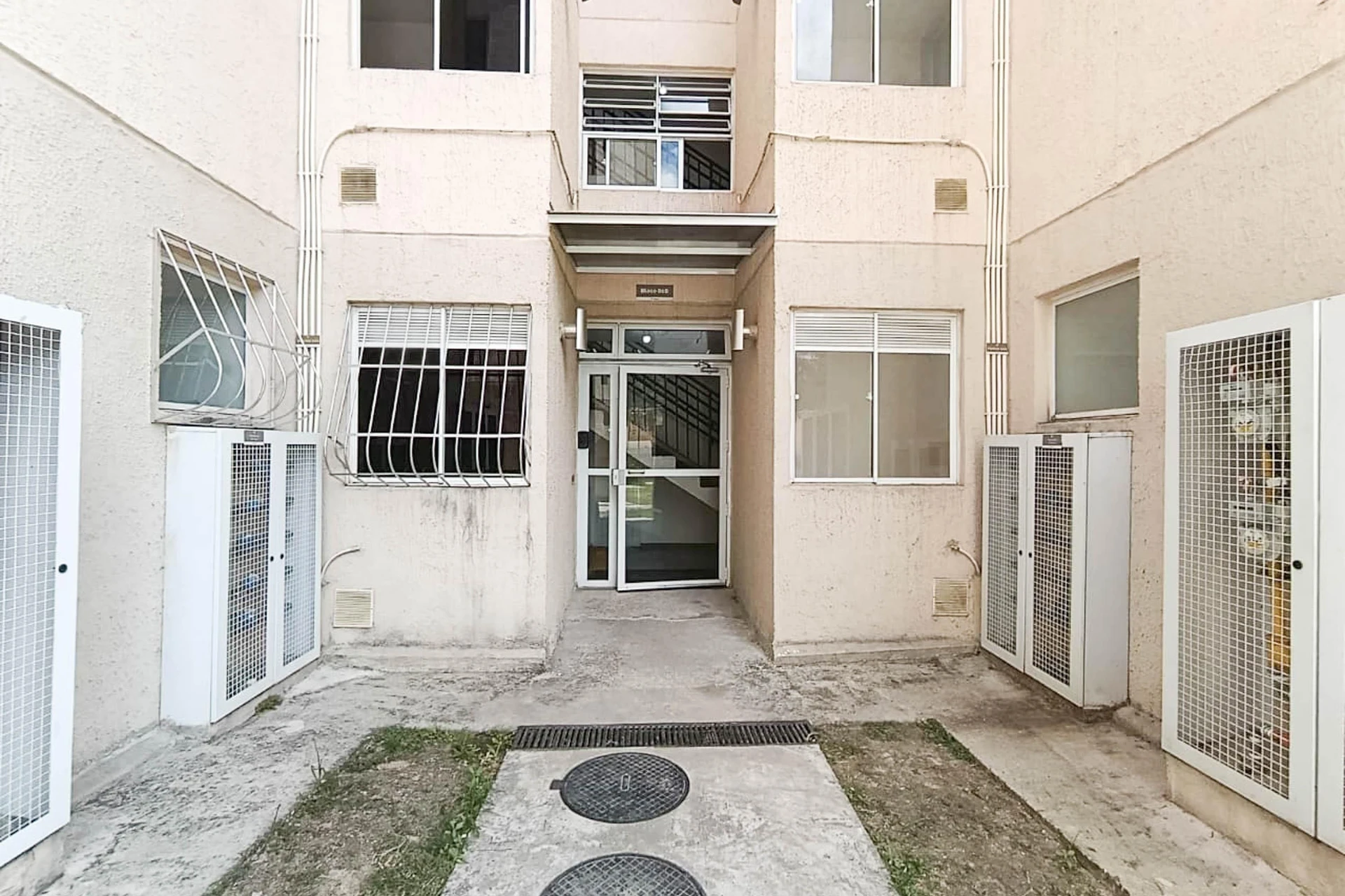 Незмебльована квартира з 2 спальнями, 1 ванною і кухнею окремо — photo 3