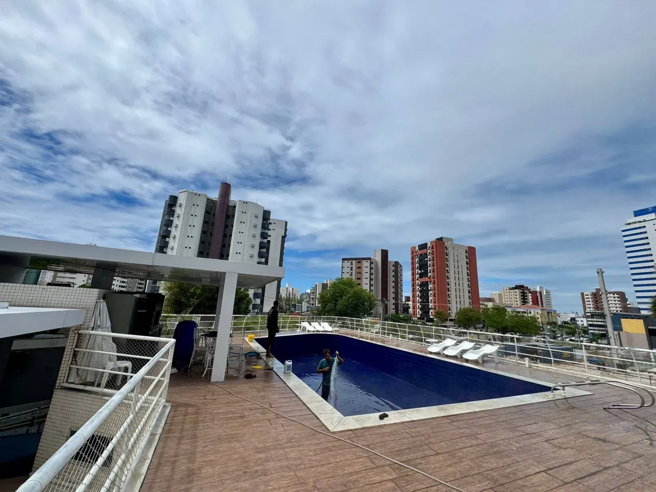 4-bedroom apartment in a building with a pool — photo 13