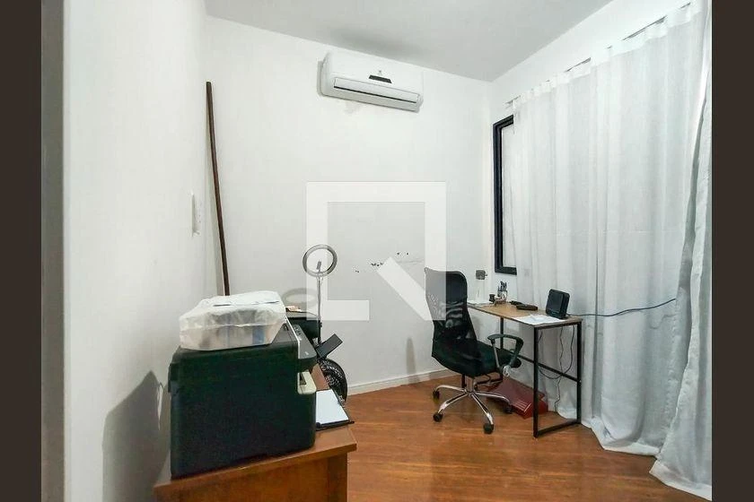 Glass-enclosed balcony in a 3-bedroom apartment, 107 m² — photo 26