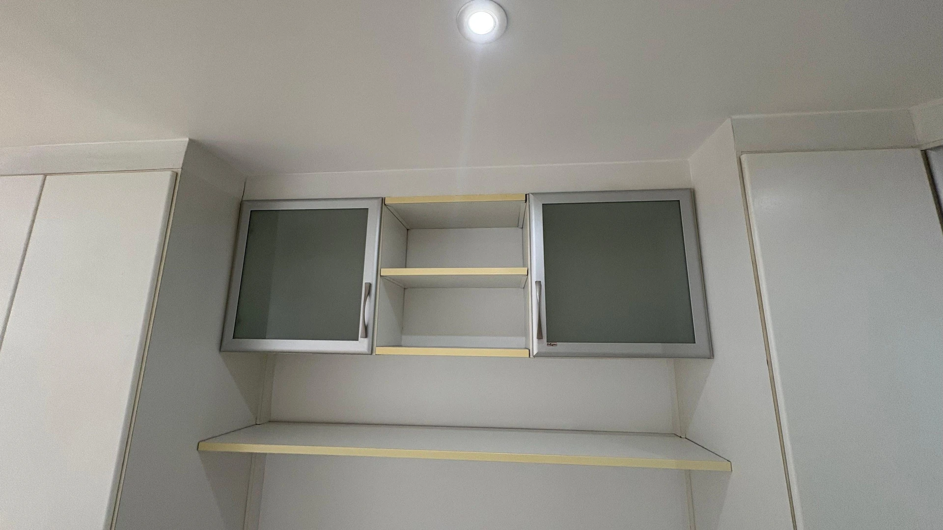 Glass-enclosed balcony in a 3-bedroom apartment, 120 m² — photo 56