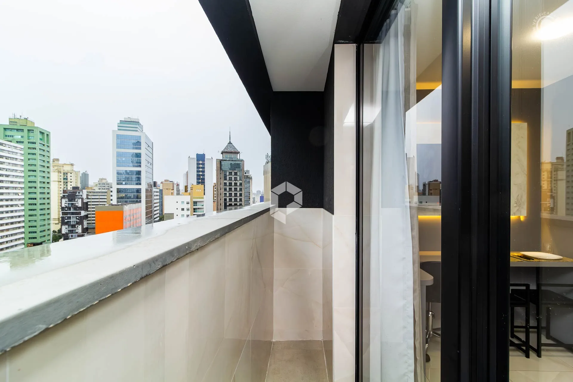 Furnished 1-bedroom apartment with open-plan kitchen — photo 8