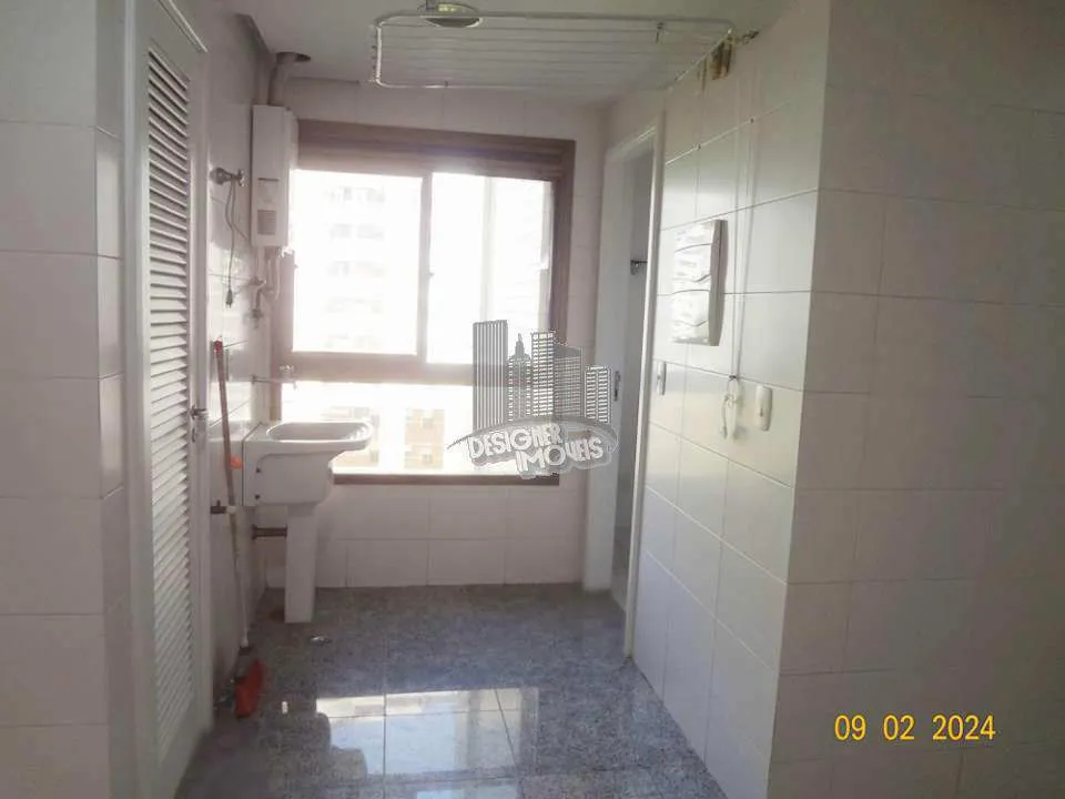 Balcony with a grill in a 3-bedroom apartment, 129 m² — photo 45