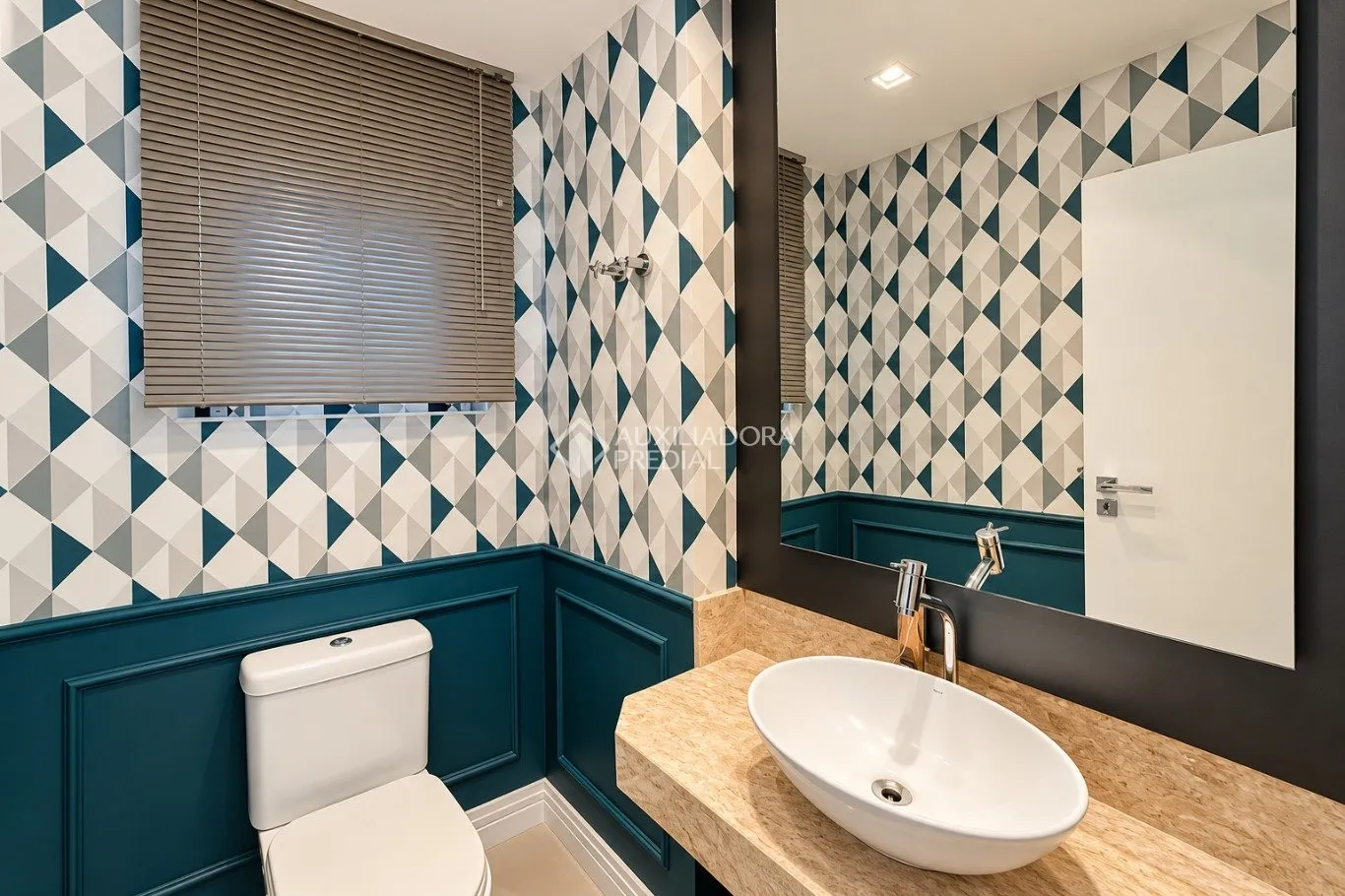 Bathtub in a 4-bedroom house, 280 m² — photo 34