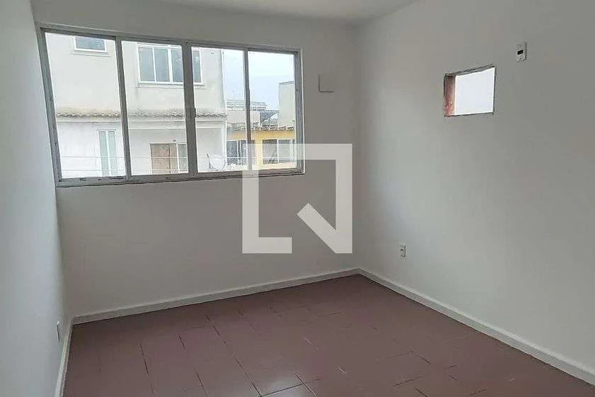 Casa semimobiliada não; 1 quarto de 28 m² com cozinha aberta