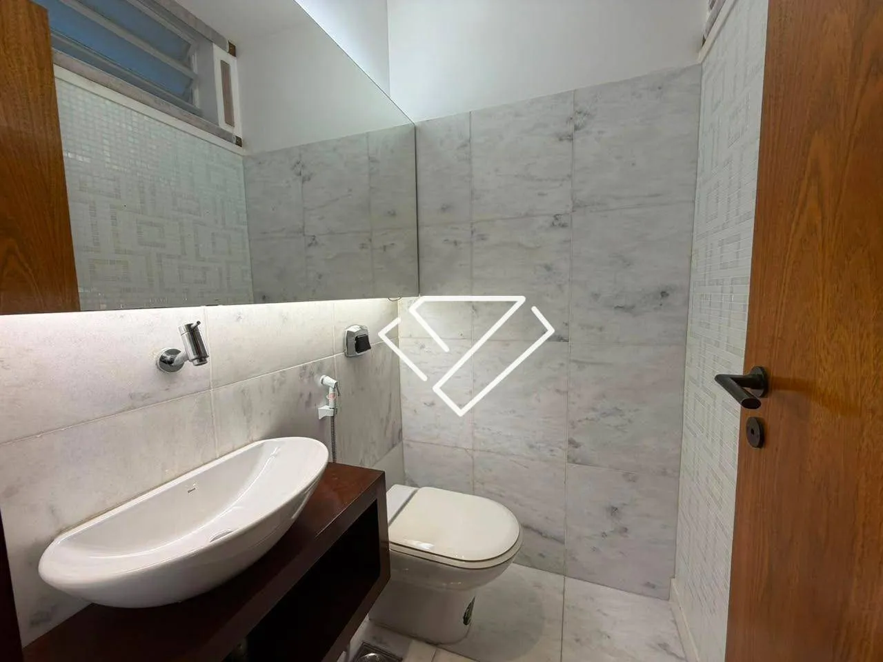 Penthouse with 3 bedrooms, 4 bathrooms and enclosed balcony — photo 16