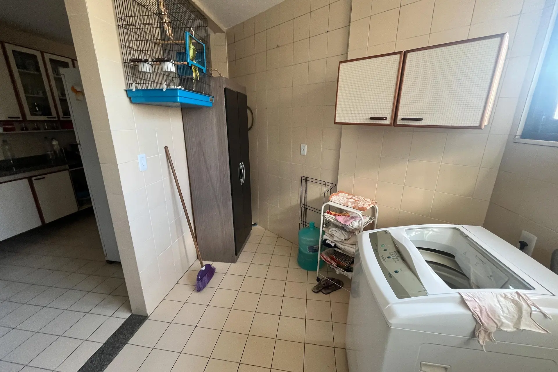 Furnished 3-bedroom apartment with laundry area — photo 53