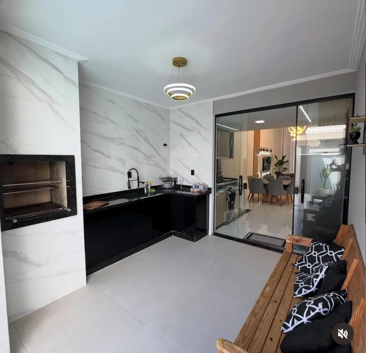Balcony with a grill in a 3-bedroom house, 250 m² — photo 14