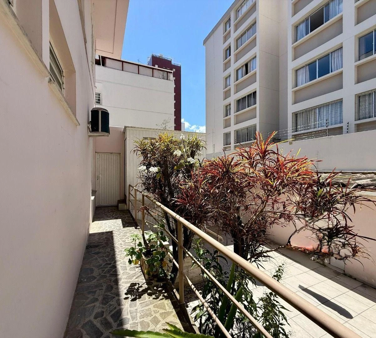 House, 286 m², with wood or laminate floors